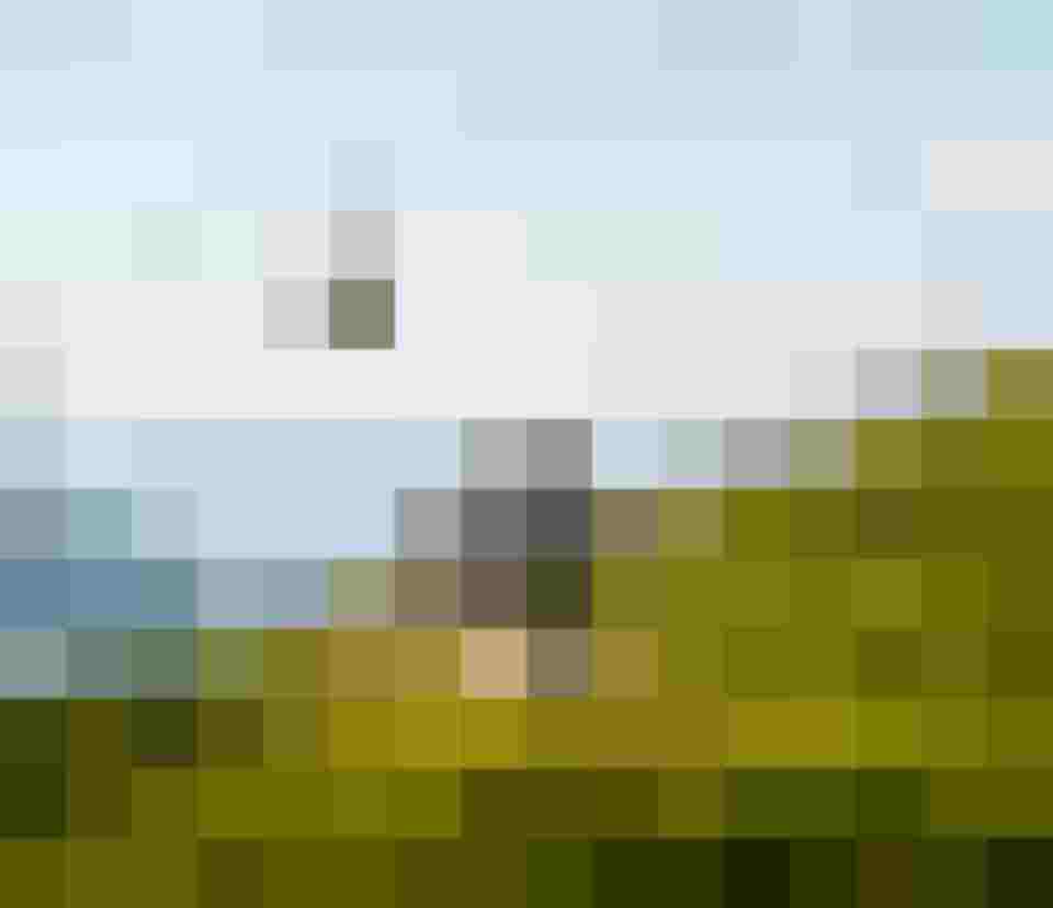 Zwei Mountainbiker auf Almweg mit Seilbahn im Hintergrund