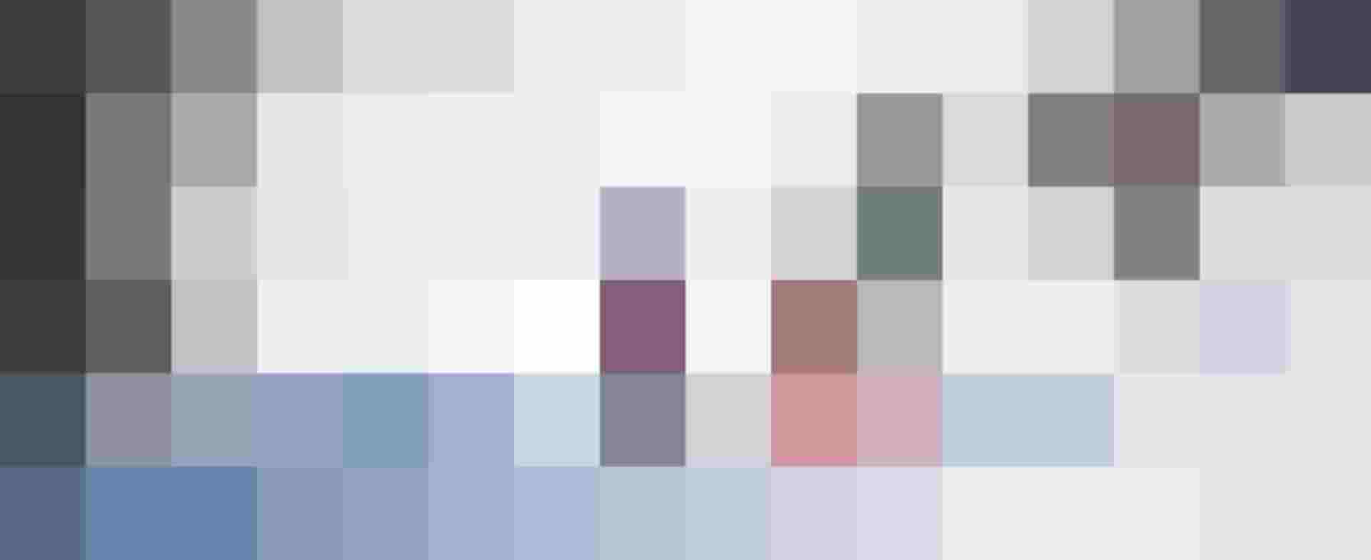 Familie fährt gemeinsam auf verschneiter Skipiste