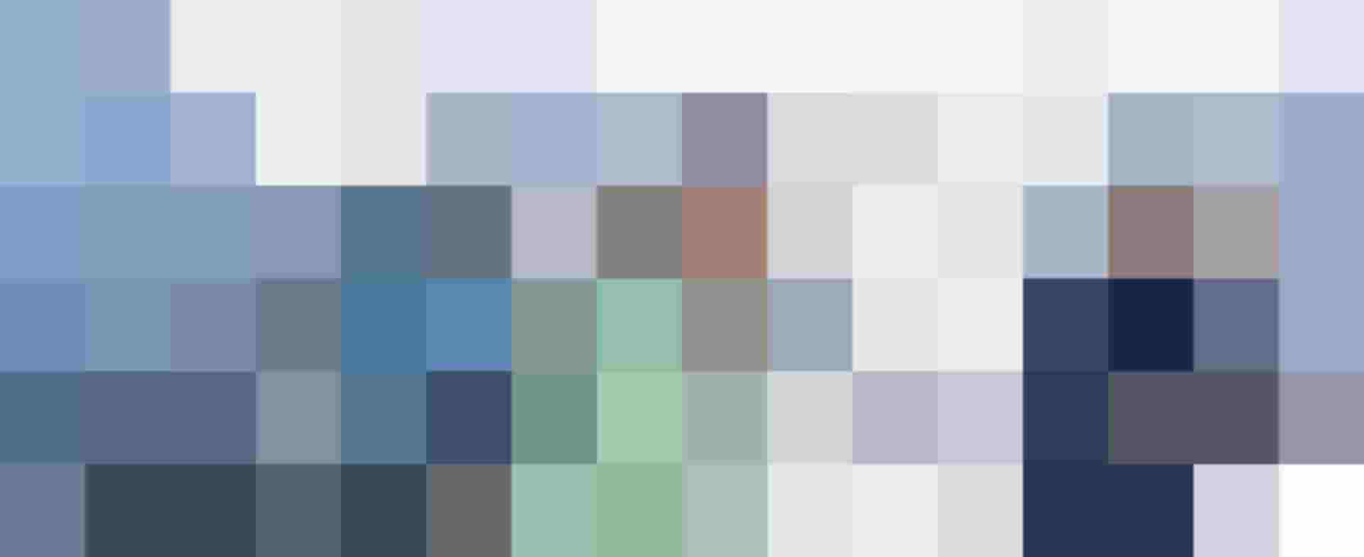 Kinder werfen Schneebälle im Skigebiet mit Eltern im Hintergrund