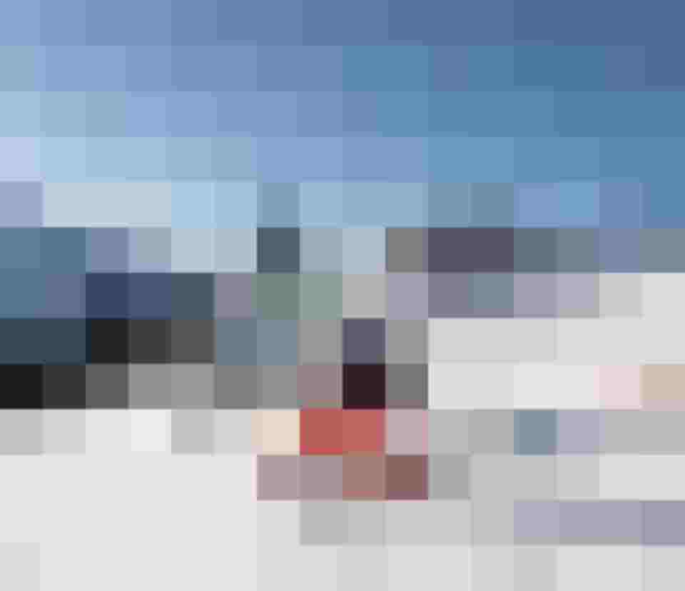 Familie fährt bei Sonnenschein auf Skipiste in Saalbach