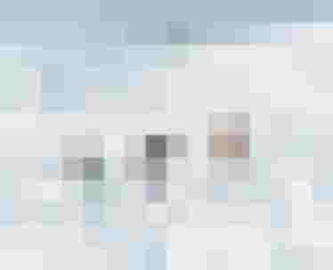 Drei Skifahrer fahren durch tiefen Pulverschnee