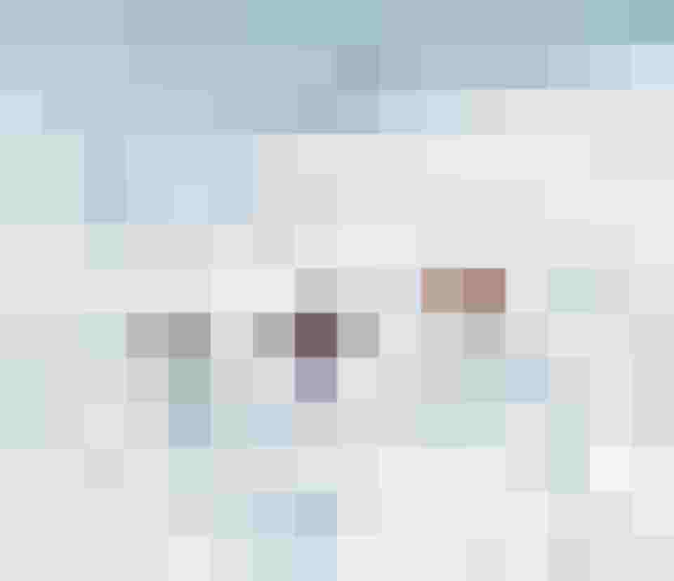 Drei Skifahrer fahren durch tiefen Pulverschnee