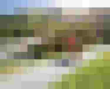 Wanderer auf Weg neben Hängebrücke in Saalbach