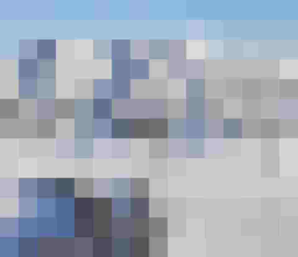 Verschneite Berglandschaft mit Skiliften und Hütten