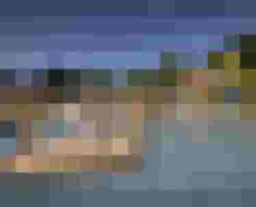 Kinder spielen auf Holzflößen im Wasserpark in den Bergen