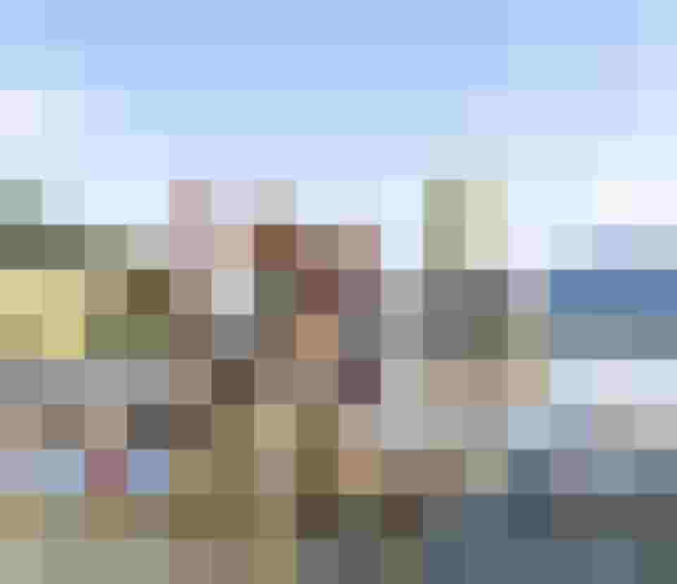 Kinder balancieren über Holzstämme im flachen Wasser in den Bergen