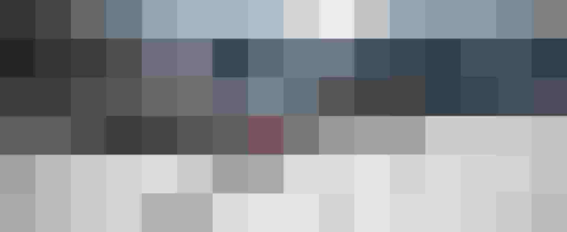 Zwei Personen wandern mit Schneeschuhen durch verschneite Berglandschaft