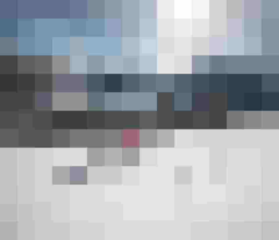 Zwei Personen wandern mit Schneeschuhen durch verschneite Berglandschaft