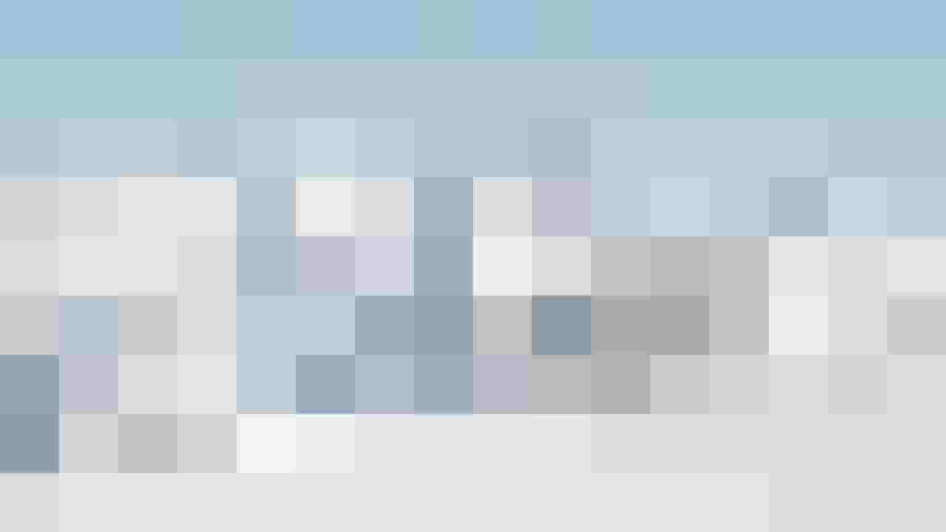 Drei Skifahrer auf verschneiter Piste mit Alpenpanorama