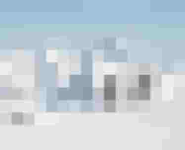 Drei Skifahrer auf verschneiter Piste mit Alpenpanorama