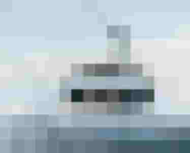 Skifahrer auf Sessellift über verschneiten Bergen