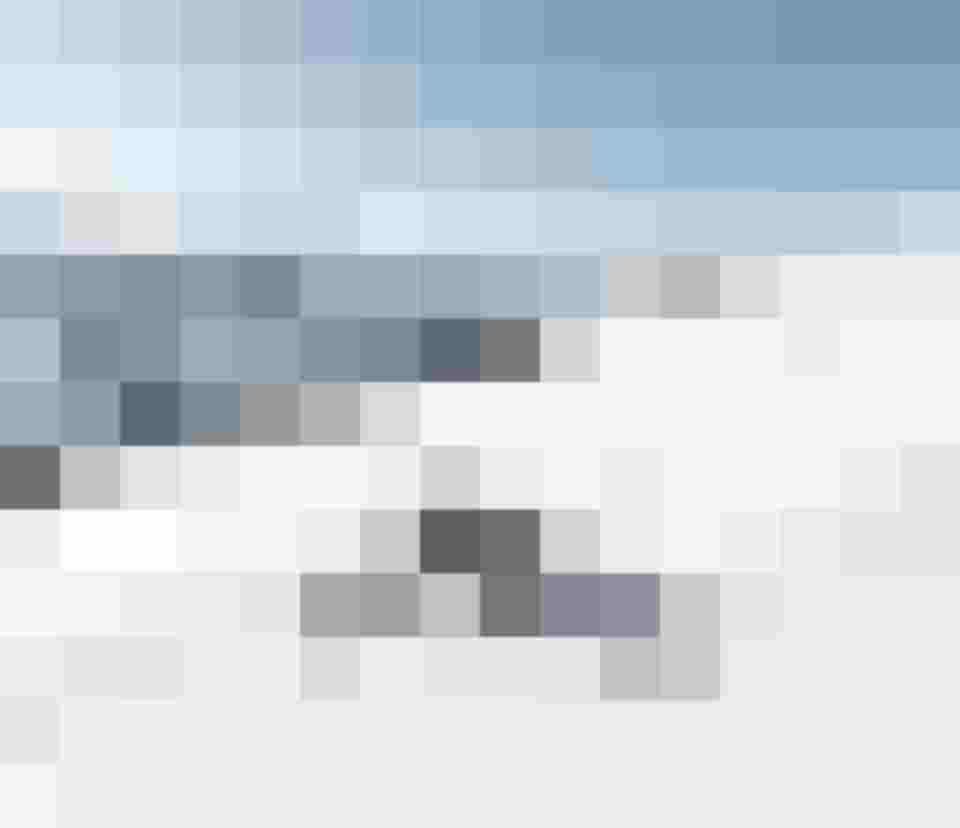 Skifahrer auf frisch präparierter Piste in Saalbach