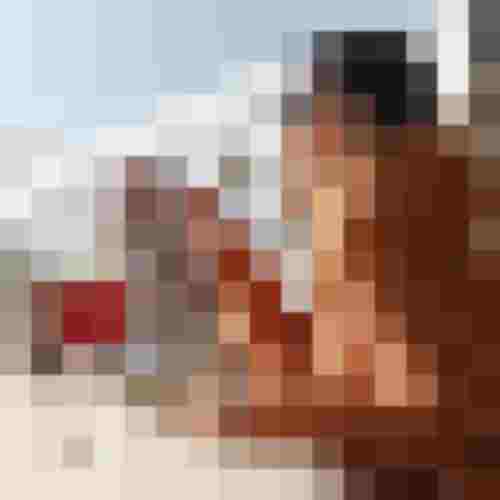 Personen essen im Winter auf Sonnenterrasse