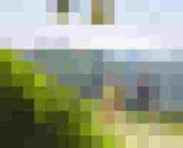 Zwei Wanderer auf Bergpfad unter gelben Gondeln