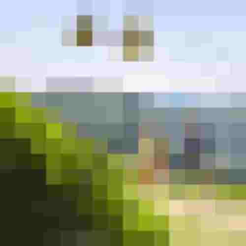 Zwei Wanderer auf Bergpfad unter gelben Gondeln